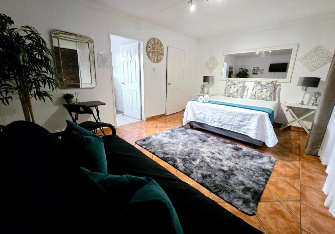 Zhantique Guest House 1- Unit 5 Боксбурґ Екстер'єр фото